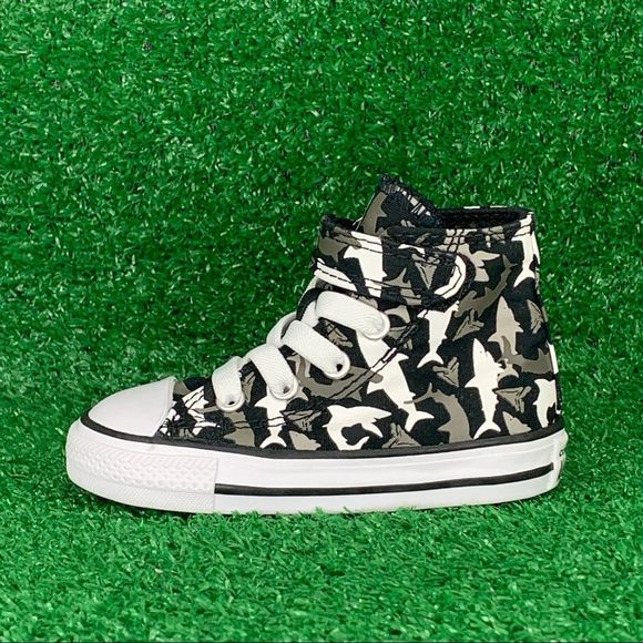 Converse Boys Chuck Taylor “Shark” Print Shoes Sz 5C - Picture 1 of 8